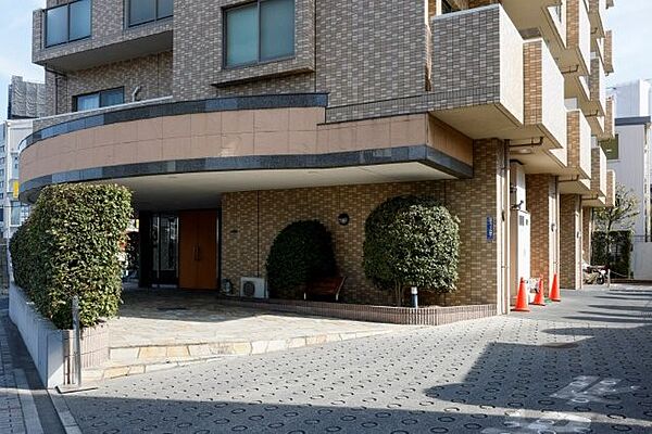 落ち着いた色合いの外観が街並みに調和し、上質な住環境を演出します。