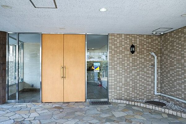 落ち着いた雰囲気のエントランスです。住まう方や来訪者を優雅に迎えます。