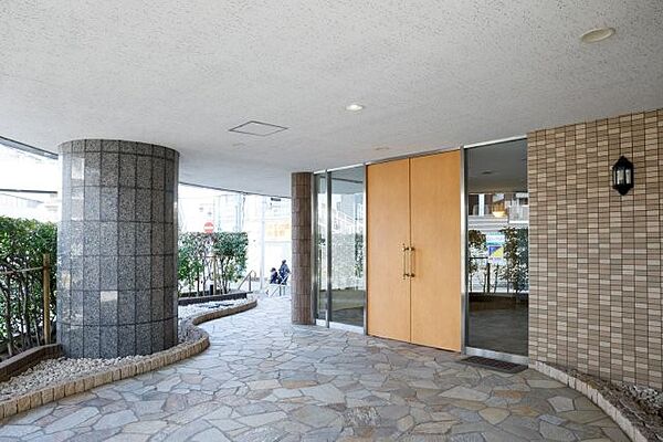 落ち着いた雰囲気のエントランスです。住まう方や来訪者を優雅に迎えます。