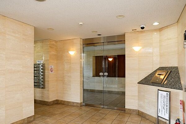 落ち着いた雰囲気のエントランスホールです。住まう方や来訪者を優雅に迎えます。