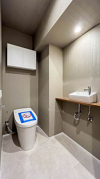 清潔で快適な温水洗浄機能付トイレです。シンプルで使い勝手がよく、お掃除も楽チンです。
