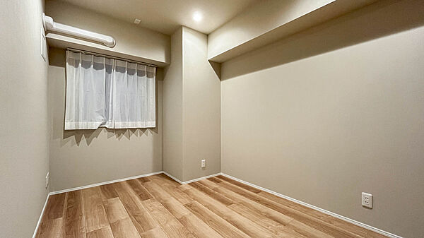 白を基調とした明るいお部屋です。趣味部屋や書斎としてもお使いいただけます。