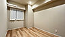 室内：白を基調とした明るいお部屋です。趣味部屋や書斎としてもお使いいただけます。 