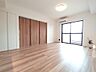 リビング/ダイニング：木目を基調とした暖かみのあるお部屋です。どんな家具とも合わせられます。 