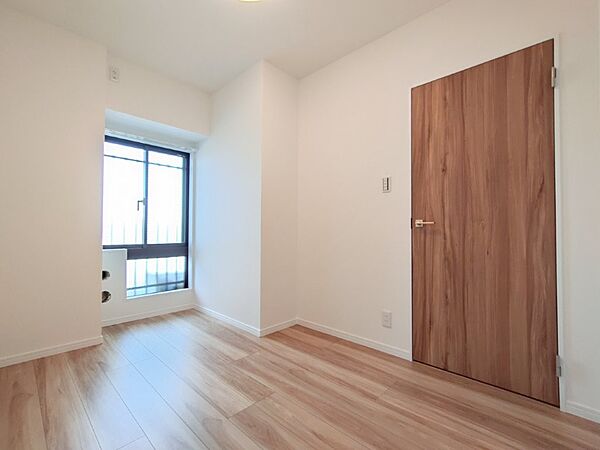 木目を基調とした暖かみのあるお部屋です。趣味部屋や書斎としてもお使いいただけます。