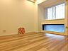 室内：白と木目を基調とした暖かみのある明るいお部屋です。どんな家具とも合わせられます。 