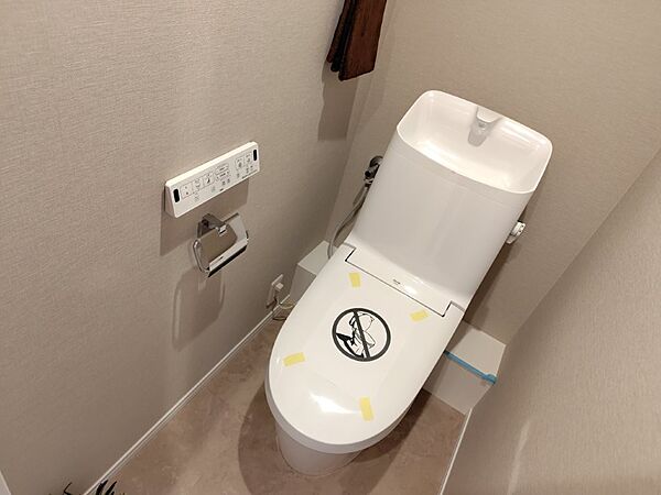 清潔で快適な温水洗浄機能付トイレです。シンプルで使い勝手がよく、お掃除も楽チンです。