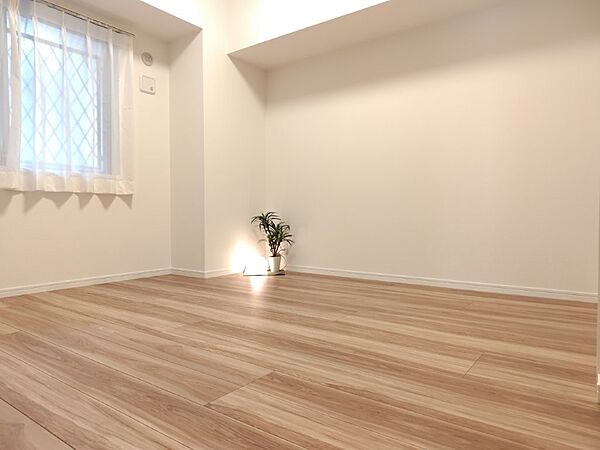 白と木目を基調とした暖かみのある明るいお部屋です。どんな家具とも合わせられます。