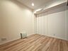 室内：白と木目を基調とした暖かみのある明るいお部屋です。どんな家具とも合わせられます。 
