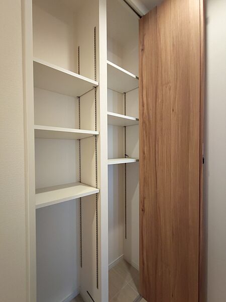 玄関横にはちょっとした収納もついています！可動式棚でお好みの高さに変えられます。