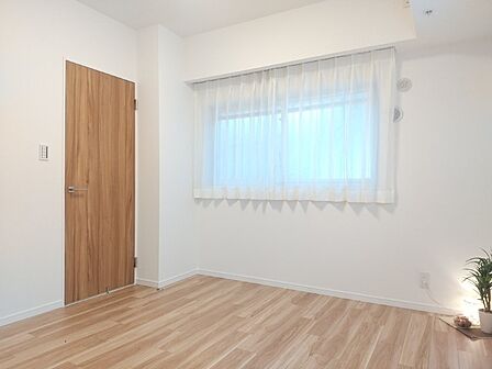 木目を基調とした暖かみのあるお部屋です。趣味部屋や書斎としてもお使いいただけます。