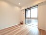 室内：白と木目を基調とした暖かみのある明るいお部屋です。どんな家具とも合わせられます。 