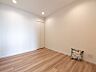 室内：木目を基調とした暖かみのあるお部屋です。趣味部屋や書斎としてもお使いいただけます。 