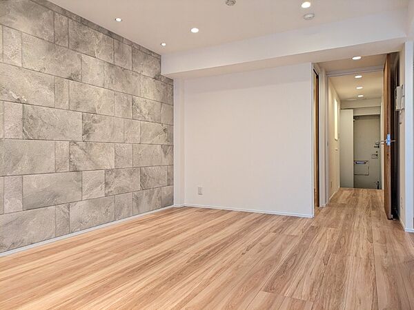 白と木目を基調とした暖かみのある明るいお部屋です。どんな家具とも合わせられます。