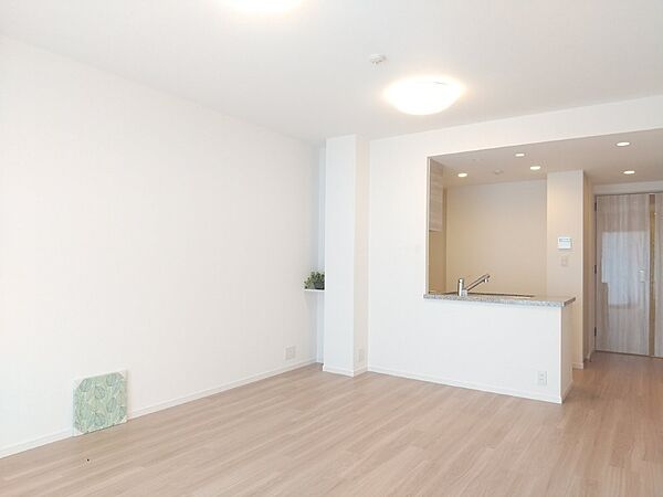 白を基調とした明るいお部屋です。どんな家具とも合わせられます。