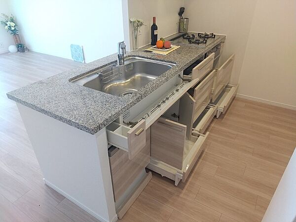 大容量の収納でフライパンや食器などキッチン用品をしまえます。