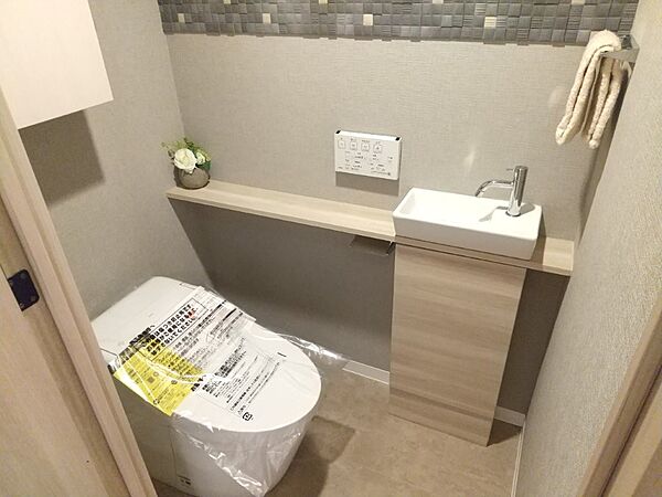 清潔で快適な温水洗浄機能付トイレです。シンプルで使い勝手がよく、お掃除も楽チンです。
