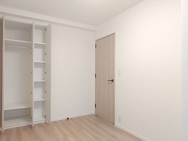 白を基調とした明るいお部屋です。趣味部屋や書斎としてもお使いいただけます。