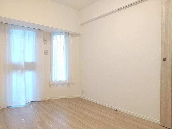 柔らかな日差しが差し込む洋室は主寝室としてもお使いいただけます。