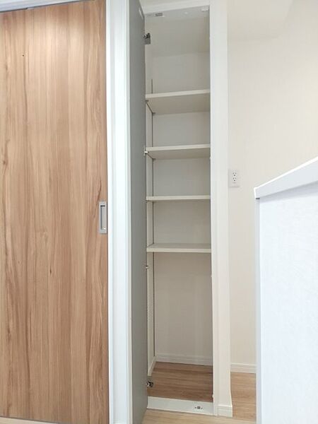 ちょっとした収納もあり、リビングをすっきりお使いいただけます。