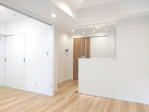 白を基調とした明るいお部屋です。どんな家具とも合わせられます。