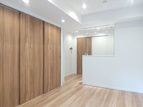 白と木目を基調とした暖かみのある明るいお部屋です。どんな家具とも合わせられます。