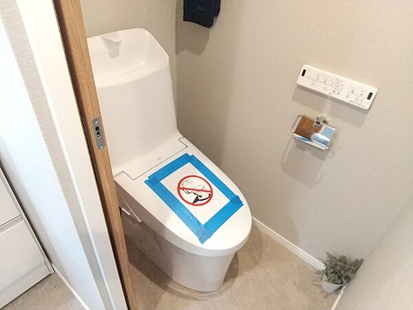 清潔で快適な温水洗浄機能付トイレです。シンプルで使い勝手がよく、お掃除も楽チンです。