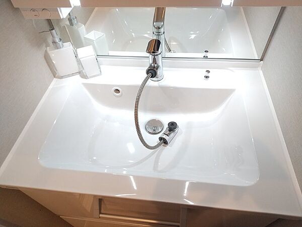 清潔で快適な温水洗浄機能付トイレです。シンプルで使い勝手がよく、お掃除も楽チンです。