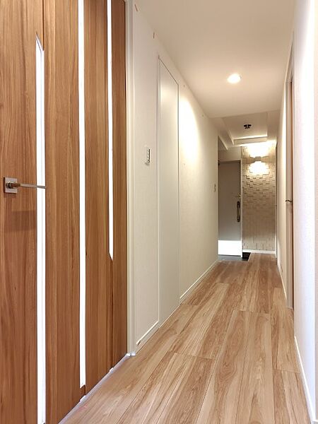 まとまりのある色彩で、落ち着いた雰囲気の玄関です。