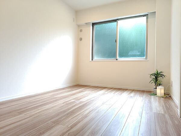 白と木目を基調とした暖かみのある明るいお部屋です。どんな家具とも合わせられます。
