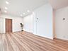 リビング/ダイニング：白と木目を基調とした暖かみのある明るいお部屋です。どんな家具とも合わせられます。 