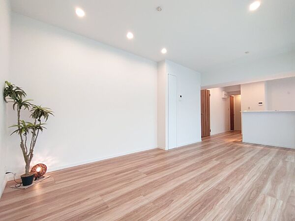 白を基調とした明るいお部屋です。どんな家具とも合わせられます。