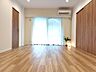 リビング/ダイニング：白と木目を基調とした暖かみのある明るいお部屋です。どんな家具とも合わせられます。 