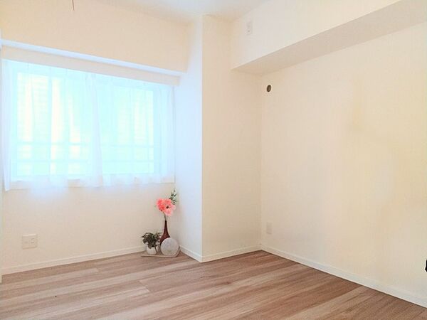 白と木目を基調とした暖かみのある明るいお部屋です。どんな家具とも合わせられます。