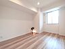 室内：白と木目を基調とした暖かみのある明るいお部屋です。どんな家具とも合わせられます。 