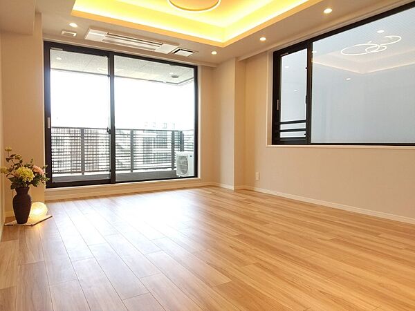 白と木目を基調とした暖かみのある明るいお部屋です。どんな家具とも合わせられます。