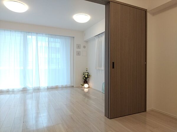 LDKとの間仕切りを開けるとより広々とした空間が広がります。