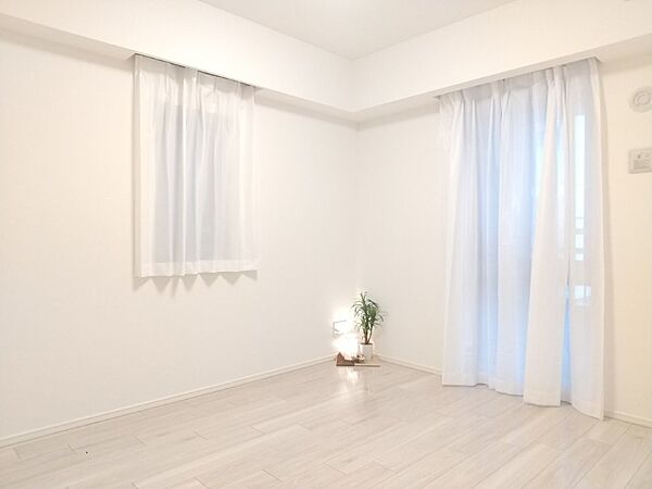 白と木目を基調とした暖かみのある明るいお部屋です。どんな家具とも合わせられます。