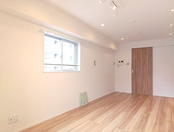 白と木目を基調とした暖かみのある明るいお部屋です。どんな家具とも合わせられます。
