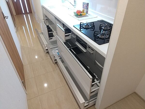 大容量の収納でフライパンや食器などキッチン用品をしまえます。