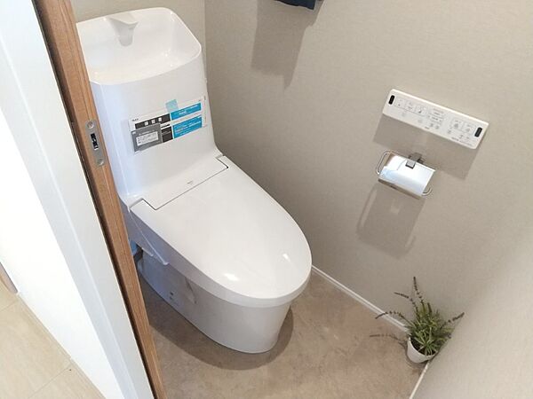 清潔で快適な温水洗浄機能付トイレです。シンプルで使い勝手がよく、お掃除も楽チンです。