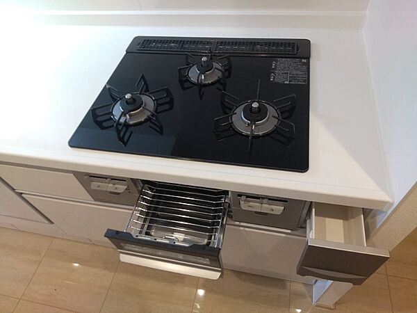 作業スペースも広々のお料理もしやすいキッチンです。三口コンロでお料理もはかどります！