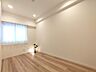 室内：白と木目を基調とした暖かみのある明るいお部屋です。どんな家具とも合わせられます。 