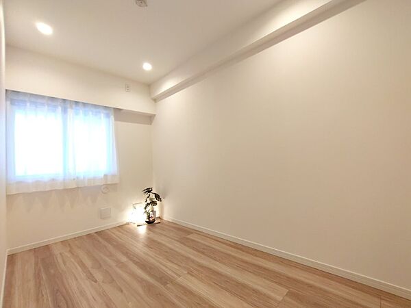 白と木目を基調とした暖かみのある明るいお部屋です。どんな家具とも合わせられます。