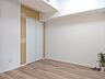 室内：白と木目を基調とした暖かみのある明るいお部屋です。どんな家具とも合わせられます。 