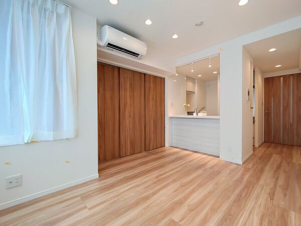 白と木目を基調とした暖かみのある明るいお部屋です。どんな家具とも合わせられます。