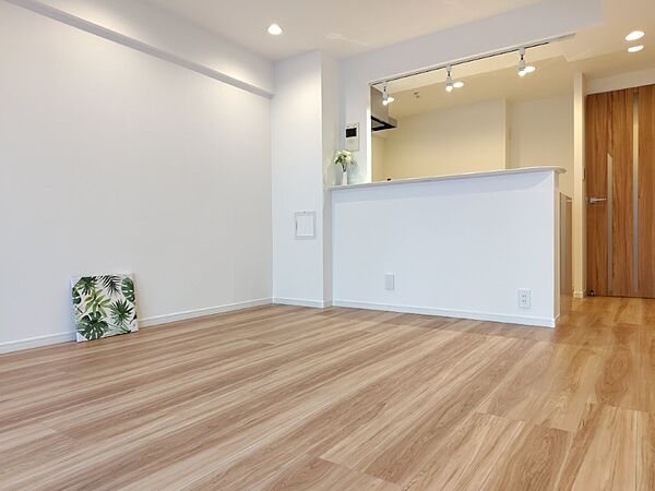 白を基調とした明るいお部屋です。どんな家具とも合わせられます。