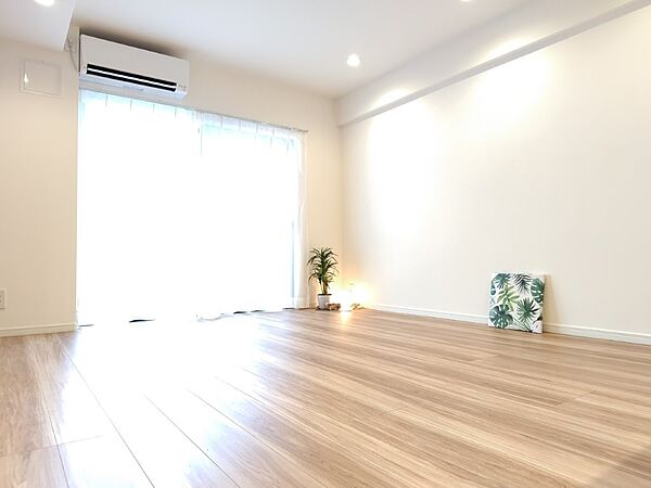 広々約12.5帖のリビングルームはインテリアの配置を考えるのも楽しくなります。