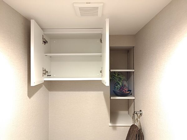 トイレの上には吊り棚を設置。日用品を収納できます。