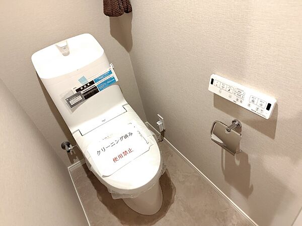 清潔で快適な温水洗浄機能付トイレです。シンプルで使い勝手がよく、お掃除も楽チンです。